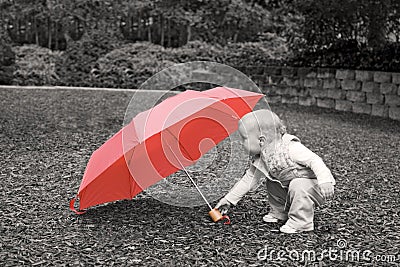 bambino-con-l-ombrello-rosso-thumb3273845
