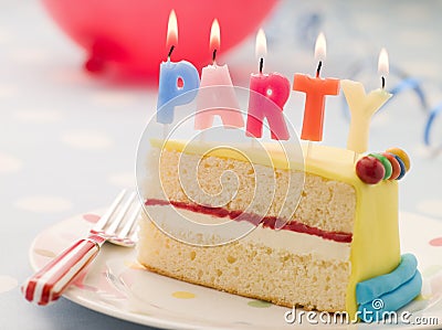 candele-del-partito-su-una-fetta-di-torta-di-compleanno-thumb5860601