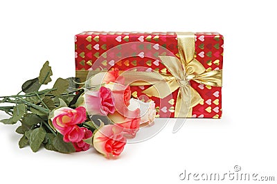 http://it.dreamstime.com/scatola-di-regalo-e-mazzo-di-di-fiori--thumb1995582.jpg