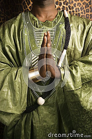 uomo-in-vestiti-africani-tradizionali-con-le-mani-insieme--thumb2044023